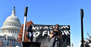 Elizabeth Warren Praises Black Friday Climate Change Protesters