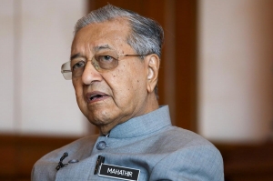 Malaysian rivals Mahathir and Anwar ally again amid turmoil