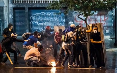 Demonstrators clash with members of the PNB during a protest in Caracas