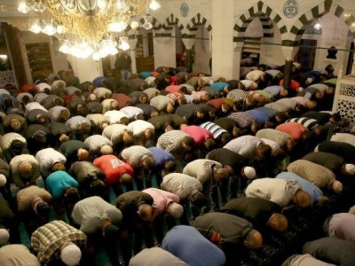 muslims-praying-at-mosque-in-germany-AFP-640x480