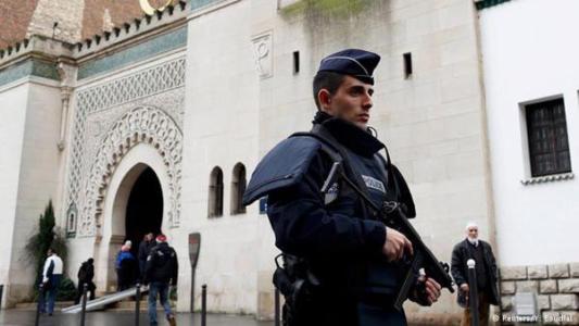 France to Shut Down up to 160 Mosques