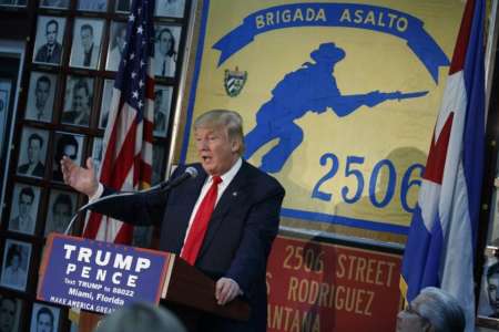 El candidato presidencial republicano Donald Trump da un discurso en la sede de la Brigada 2506, en el barrio de la Pequeña Habana, en Miami, Florida.