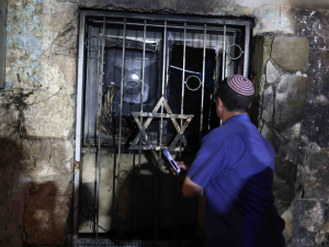 Arab Rioters Torch Synagogue in Lod as Israel’s Leaders Urge Calm