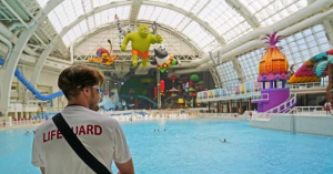 New Jersey: Decorative Helicopter Falls into Water Park Pool, Injuring 4