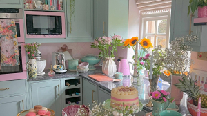 Pink-obsessed mom turns cottage into pastel-colored ‘dream home’