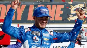 Kyle Larson punches ticket to Championship Four with narrow win in Las Vegas