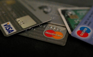 Judge blocks rule capping credit card late fees at $8 in win for business groups
