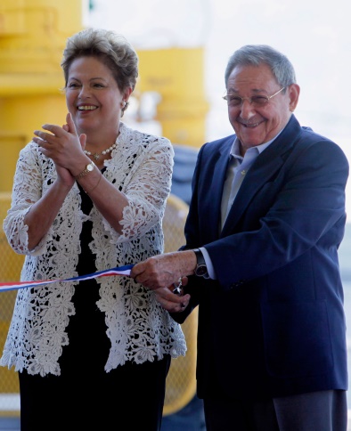 Brazilian President Dilma Rousseff and Cuban President Raul Castro formally open the new port at Mariel.